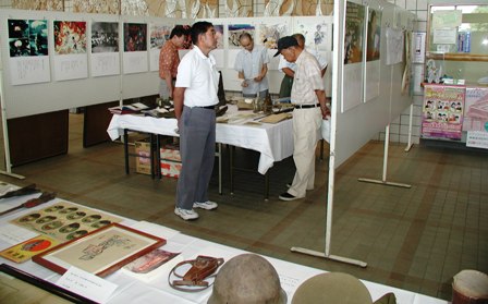 熱心に見る来館者
