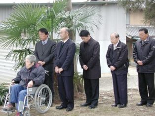 森田氏･子孫の遠藤氏・中沢関区長・原田町長･中沢議長・高橋教育長