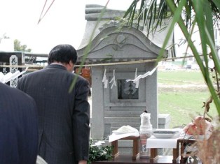 参拝する子孫の遠藤氏