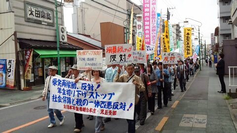 本庄市内をデモ行進