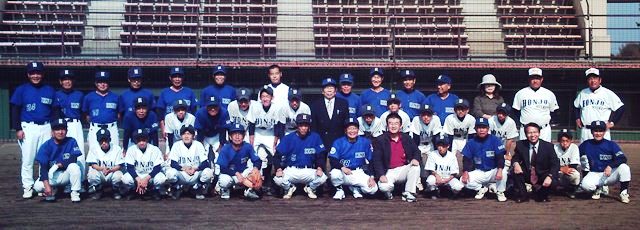 還暦チームと中学生・吉田本庄市長・市野球連盟会長などと試合前に集合写真